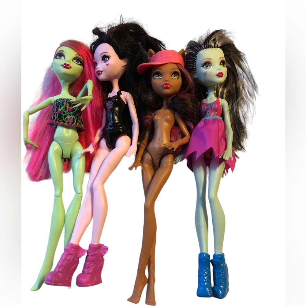 Monster High Dolls Lot of 4 : Frankie , Clawdeen Wolf,  Draculaura, Venus McFly
